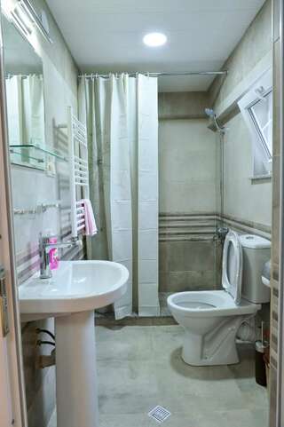 Гостевой дом Cozy House Кутаиси Двухместный номер с 1 кроватью и собственной ванной комнатой-6